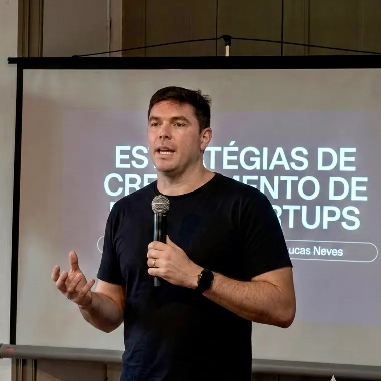 Lucas Neves palestrando sobre estratégias de crescimento de startups